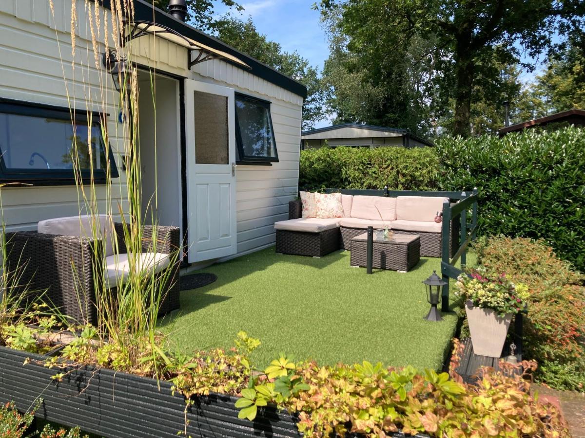 Charmant Chalet Op Een Bospark Op De Veluwe Villa Putten Exteriör bild